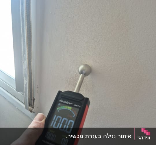 מד לחות על קיר ליד חלון